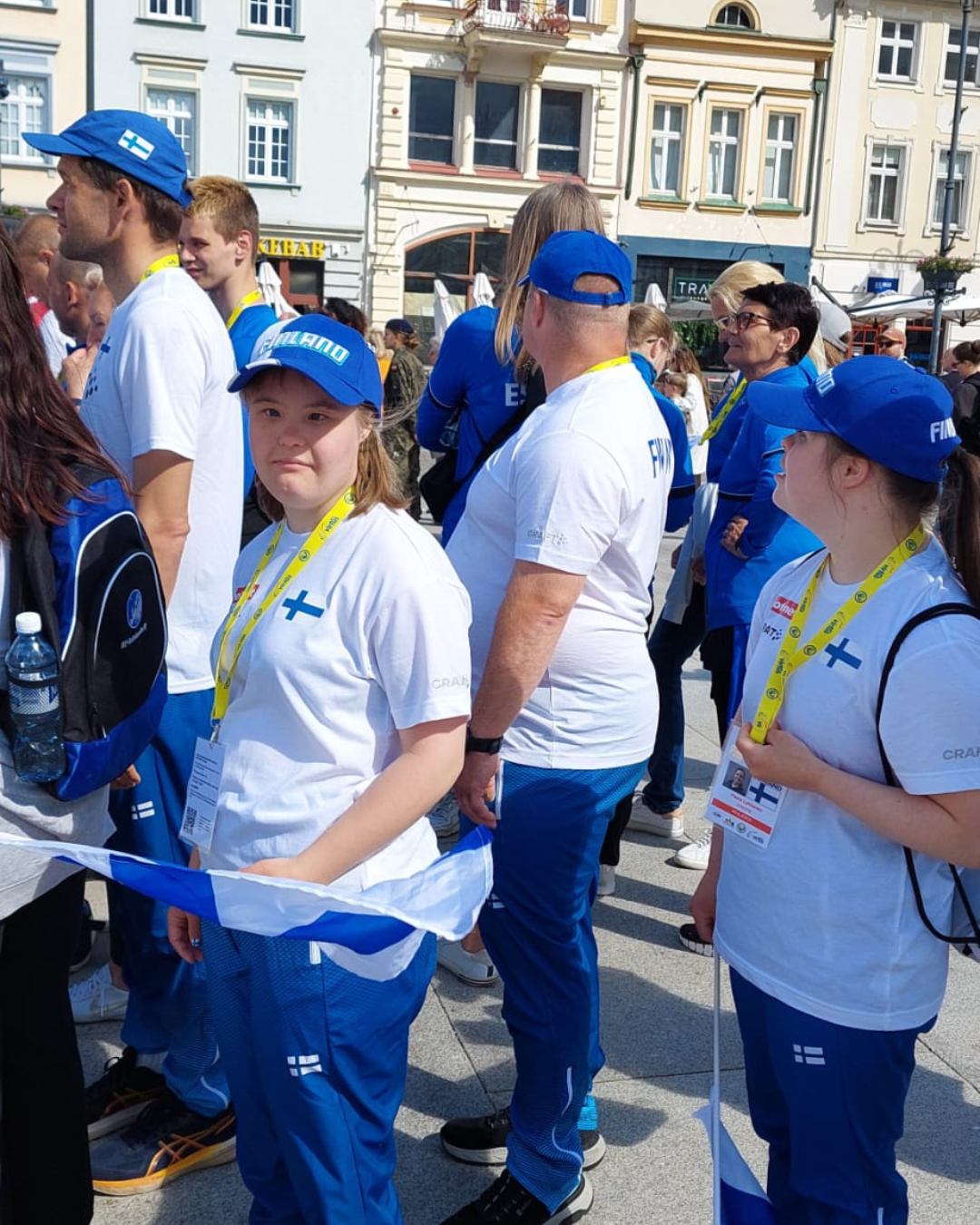 Suomen joukkue ulkona valmiina menossa avajaisiin Suomi-vaatteet päällä.