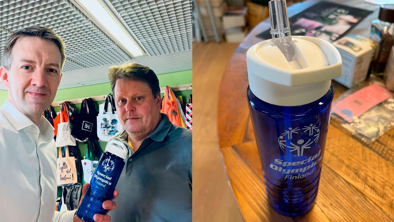 Timo Mäkynen esittelee Special Olympics Finland -juomapulloa OGG:n Mika Nitovuoren kanssa.