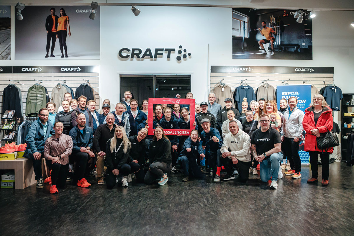 Samassa Jengissä -tapahtumaan osallistunut joukko iloisessa yhteistyökuvassa Craftilla.