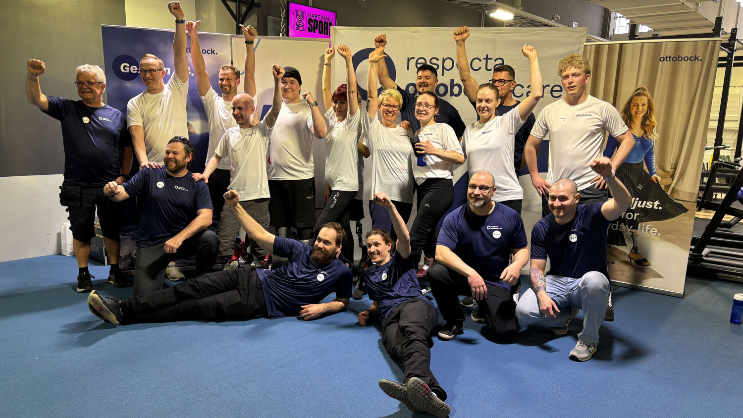 Tapahtuman osallistujat iloisessa yhteiskuvassa.