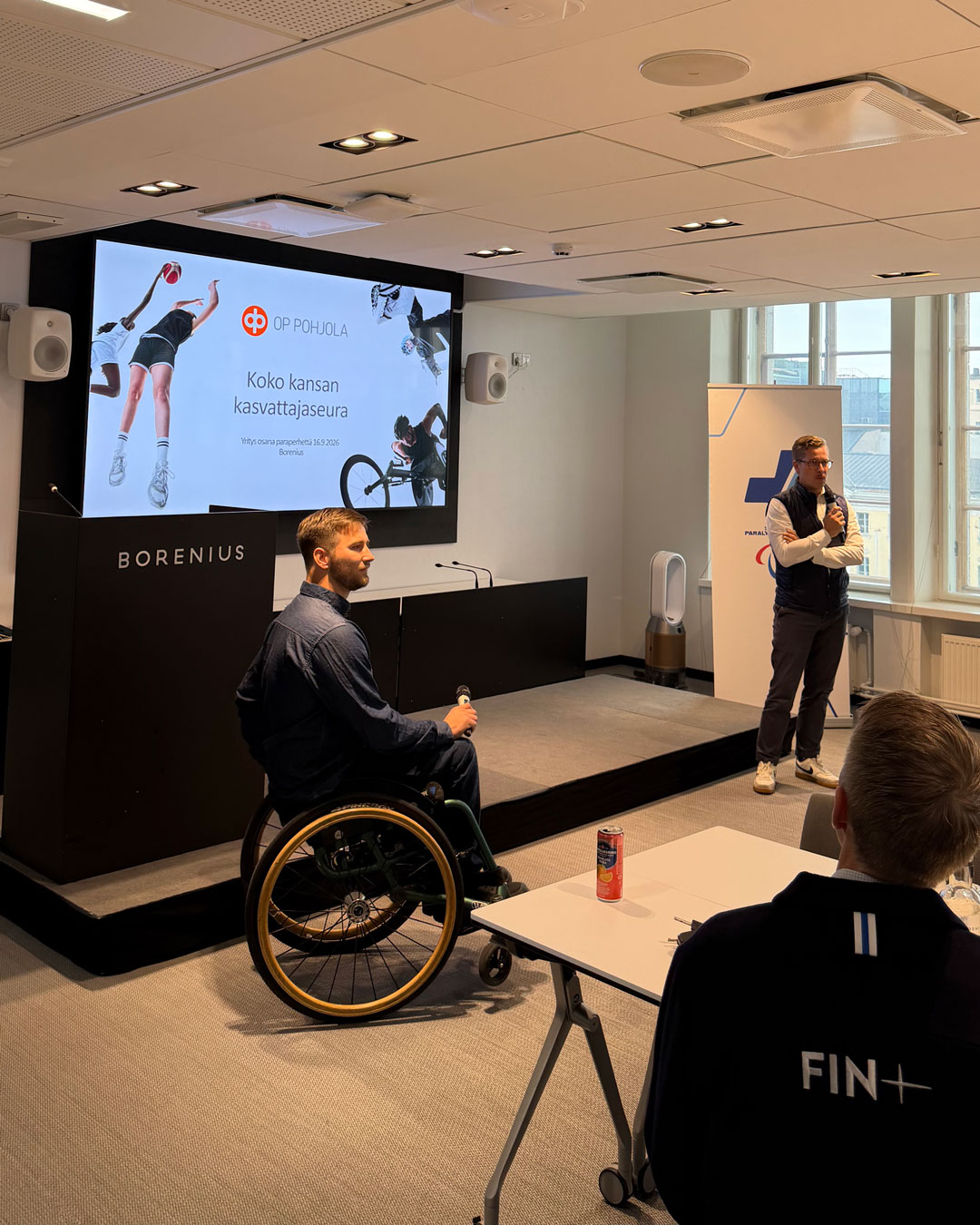 Markus Nieminen, OP Pohjola ja Henry Manni, Suomen Paralympiakomitea puhumassa.