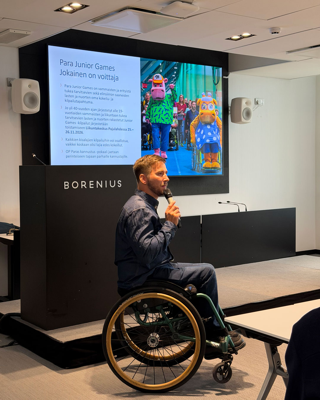 Henry Manni, Suomen Paralympiakomitea puhumassa.