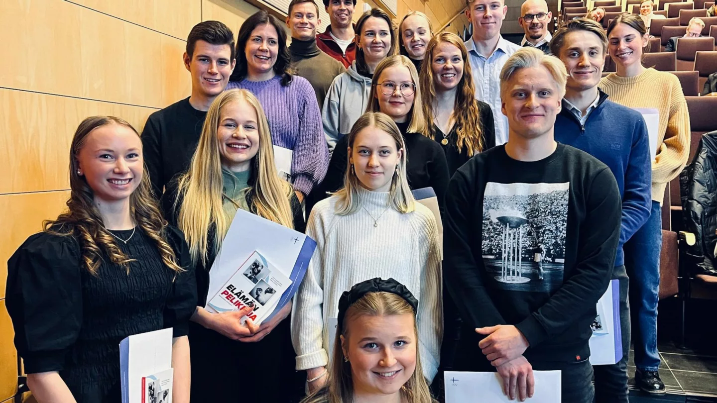 URA-apurahan saaneita yhteiskuvassa. Eturivissä mm. Nette Kiviranta paraurheilijoista.