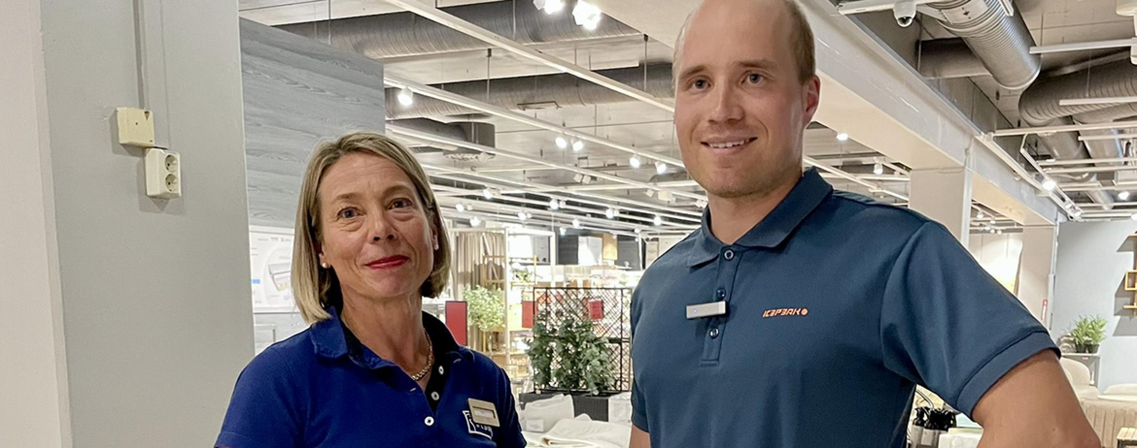 Inkki Inola yhteiskuvassa JYSKin henkilöstön kanssa.