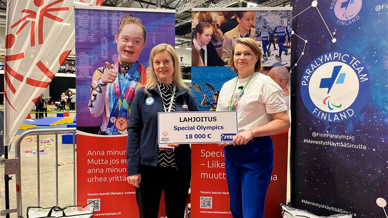 Paran Hilkka Pöyhönen ja JYSKin Taija Paavola yhteiskuvassa 18000 euron palkintoshekin kanssa.