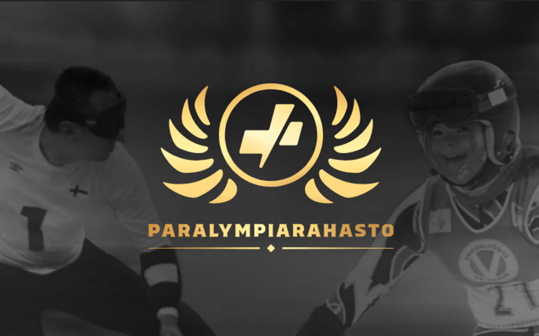 Mustavalkoinen kuvakollaasi, jossa maalipalloilijamies ja SO-naisalppihiihtäjä. Kuvan päällä kultainen Paralympiarahaston logo.