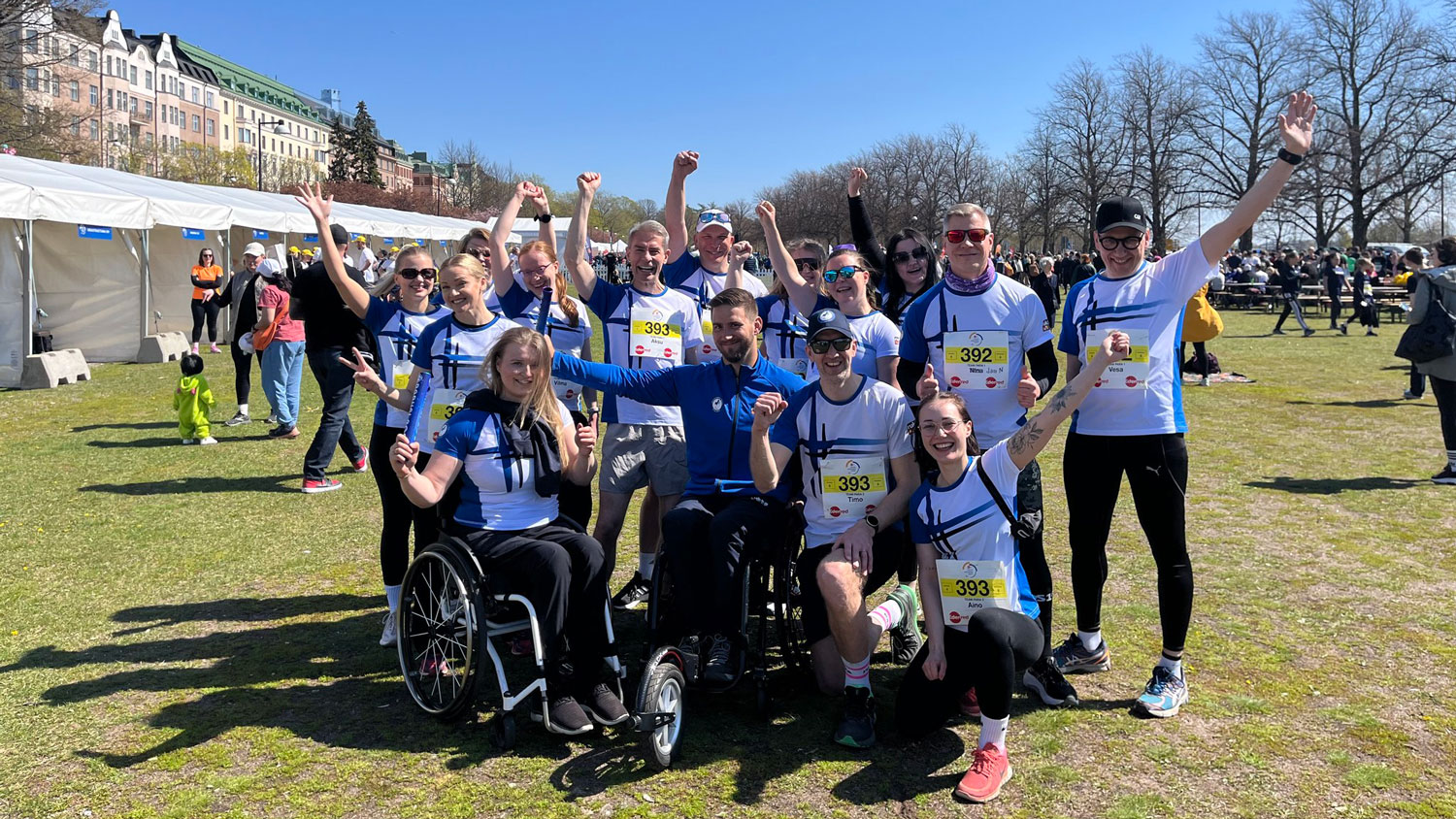 Paralympiakomitean koko joukkue yhteiskuvassa Helsingin Meri-ja Kaivopuistossa.