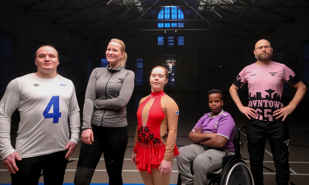 Eri vammaryhmien edustajia hymyilemässä kameralle.