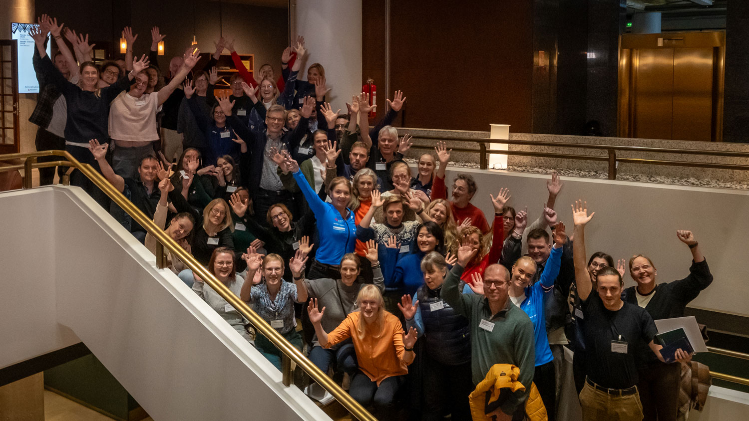 Luokittelijat iloisessa yhteiskuvassa portaikossa.