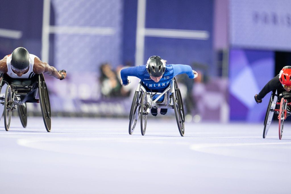 Amanda Kotaja kelaamassa Pariisin 2024 paralympialaissa.