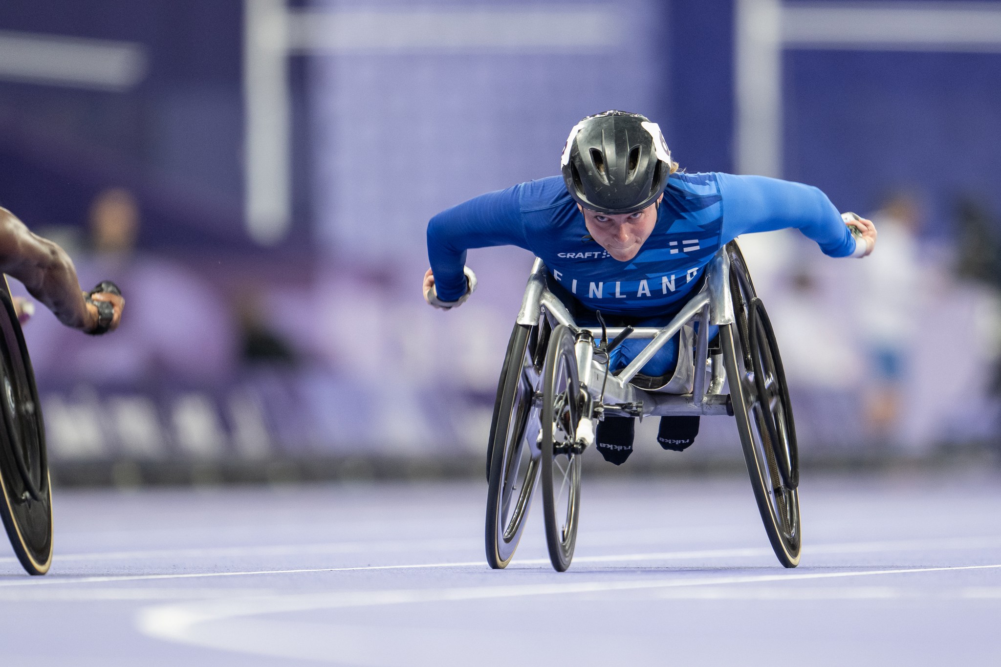 Amanda Kotaja kelaamassa Pariisin 2024 paralympialaisissa.