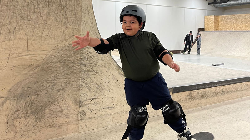 Benjamin rullalautailemassa hallissa.