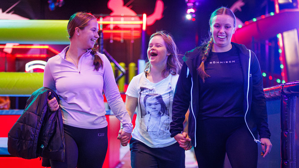 Suvi iloisena kävelemässä käsi kädessä Valttiensa kanssa.