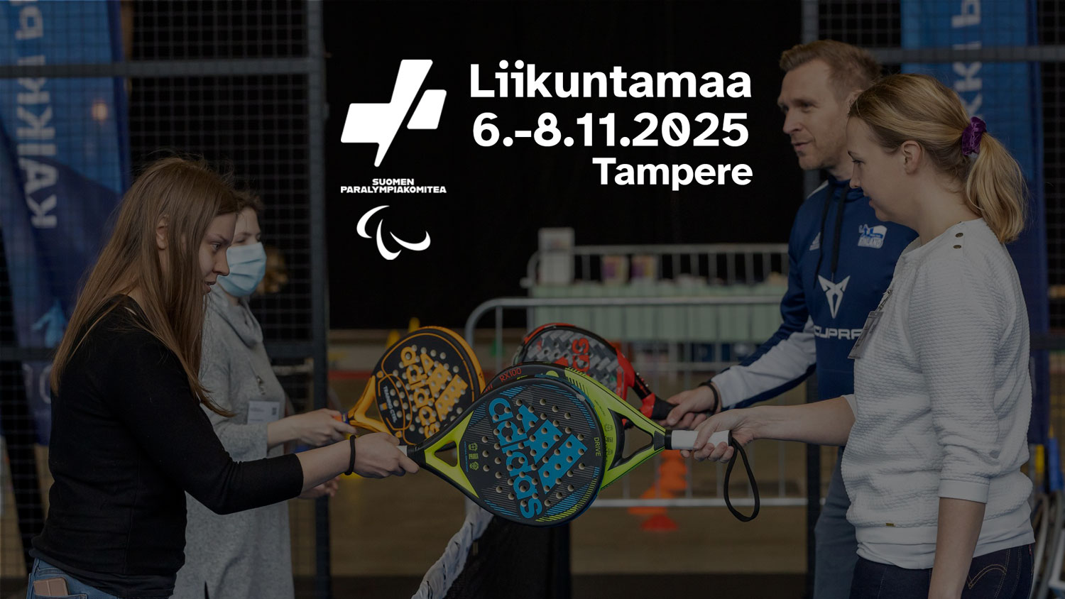 Neljä henkilöä pelaamassa tennistä. Kuvan päällä tummennus ja valkoinen teksti: Liikuntamaa 6.-8.11.2025 Tampere.