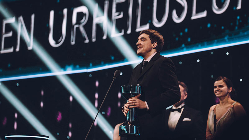 Aisti Sportin Markus Tihumäki lavalla pystin kanssa. Taustalla mm. vaimo Anniina Tihumäki.