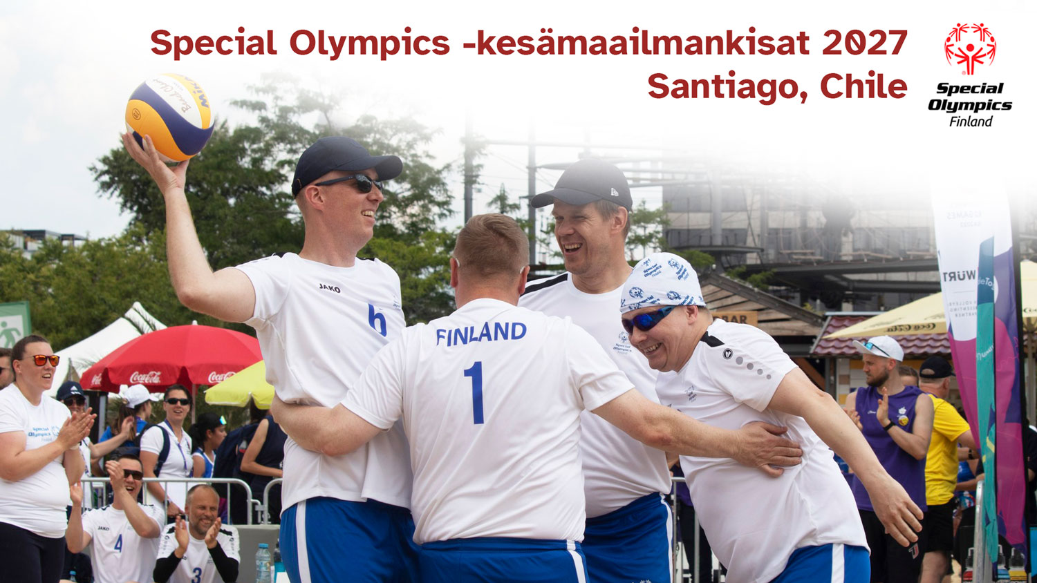 Iloinen joukko SO-beach volley -pelaajia, joiden päällä teksti ''Special Olympics -kesämaailmankisat 2027, Santiago, Chile'' ja SO-logo.
