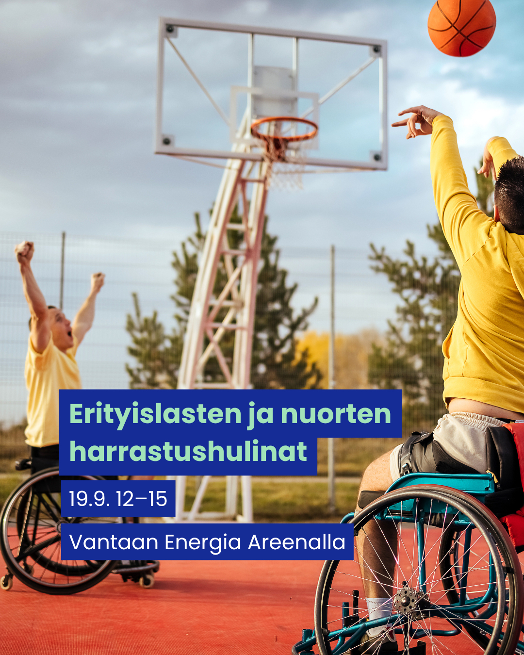 Keltapaitaiset pojat istuvat pyörätuolissa ja heittelevät koripalloa. Kuvan päällä infotekstiä: Erityislasten ja nuorten harrastushulinat 19.9. klo 12-15, Vantaan Energia Areenalla.